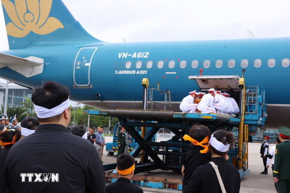 Lễ chuyển linh cữu nguyên Chủ tịch nước Trần Đức Lương lên chuyên cơ tại Cảng Hàng không quốc tế Nội Bài để về quê nhà Quảng Ngãi. (Ảnh: TTXVN)