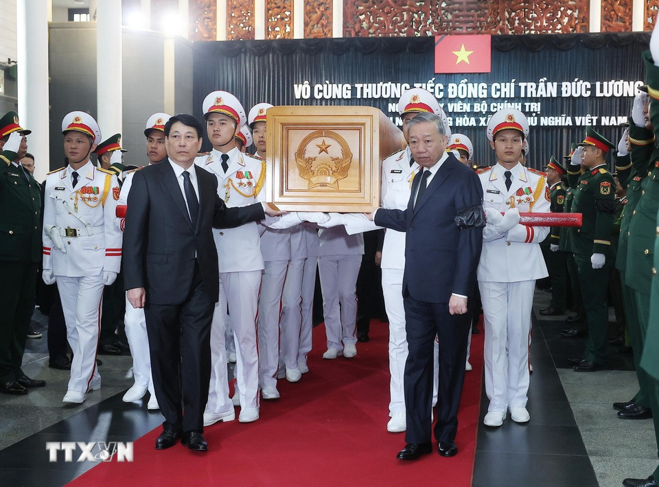 Các đồng chí lãnh đạo Đảng, Nhà nước chuyển linh cữu nguyên Chủ tịch nước Trần Đức Lương. (Ảnh: TTXVN)