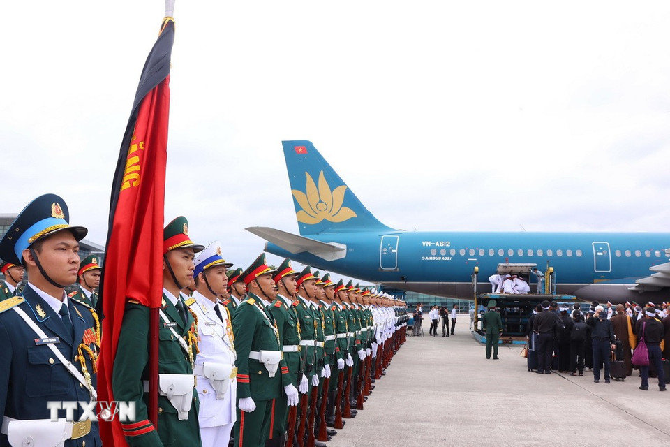 Lễ chuyển linh cữu nguyên Chủ tịch nước Trần Đức Lương lên chuyên cơ tại Cảng Hàng không quốc tế Nội Bài để về quê nhà Quảng Ngãi. (Ảnh: TTXVN)