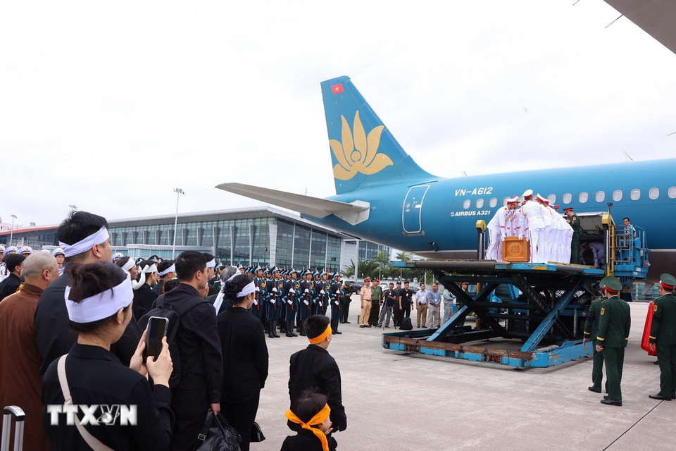 Lễ chuyển linh cữu nguyên Chủ tịch nước Trần Đức Lương lên chuyên cơ tại Cảng Hàng không quốc tế Nội Bài để về quê nhà Quảng Ngãi. (Ảnh: TTXVN)