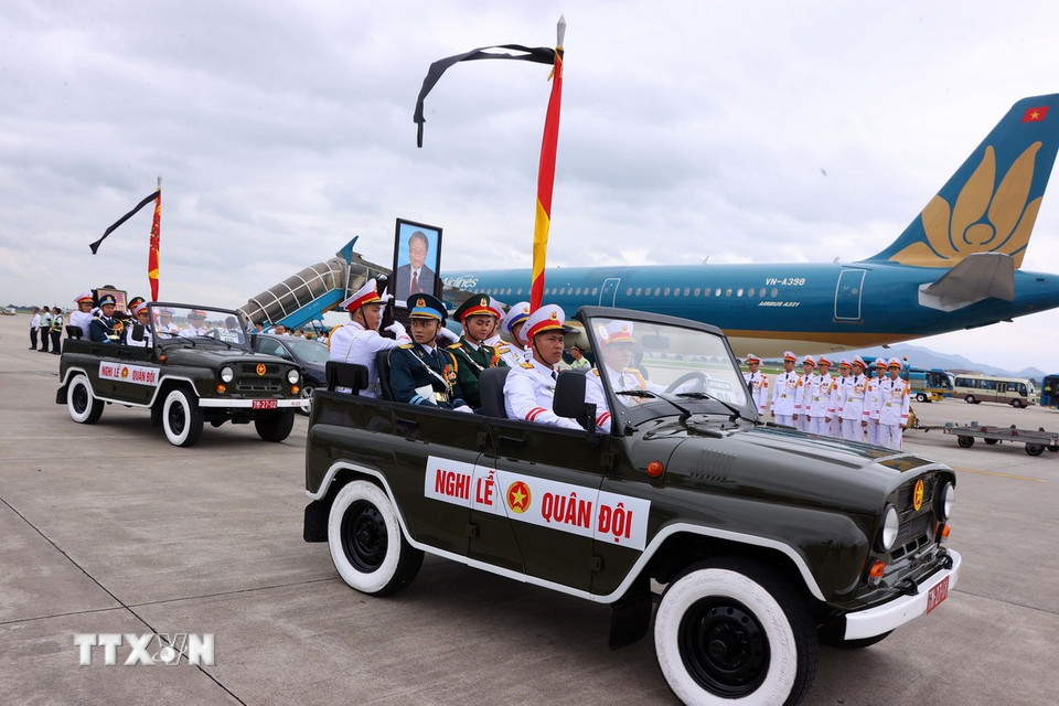 Đoàn nghi lễ quân đội đưa linh cữu nguyên Chủ tịch nước Trần Đức Lương tới Cảng Hàng không quốc tế Nội Bài. (Ảnh: TTXVN)