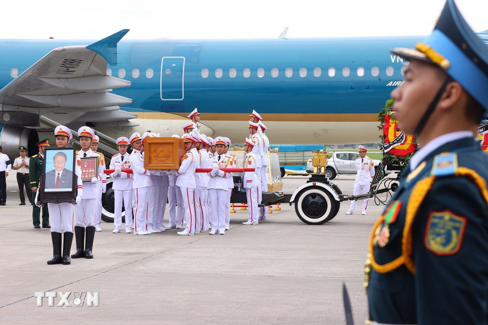Lễ chuyển linh cữu nguyên Chủ tịch nước Trần Đức Lương lên chuyên cơ tại Cảng Hàng không quốc tế Nội Bài để về quê nhà Quảng Ngãi. (Ảnh: TTXVN)