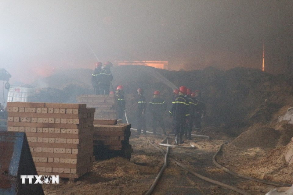 Đám cháy bùng phát mạnh do trong nhà xưởng có nhiều vật dụng dễ bắt lửa. (Ảnh Mạnh Khánh/TTXVN)