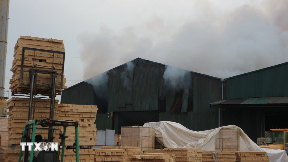 Hiện trường đám cháy lớn. (Ảnh Mạnh Khánh/TTXVN)