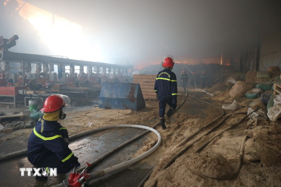 Lực lượng Cảnh sát phòng cháy chữa cháy và cứu nạn cứu hộ, Công an tỉnh Hưng Yên đang triển khai phương án dập lửa. (Ảnh Mạnh Khánh/TTXVN)