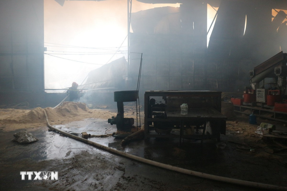 Lực lượng Cảnh sát phòng cháy chữa cháy và cứu nạn cứu hộ, Công an tỉnh Hưng Yên đang triển khai phương án dập lửa. (Ảnh Mạnh Khánh/TTXVN)