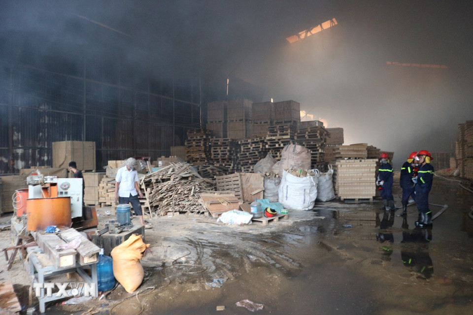 Nhà xưởng cháy rộng hàng nghìn m2. (Ảnh Mạnh Khánh/TTXVN)