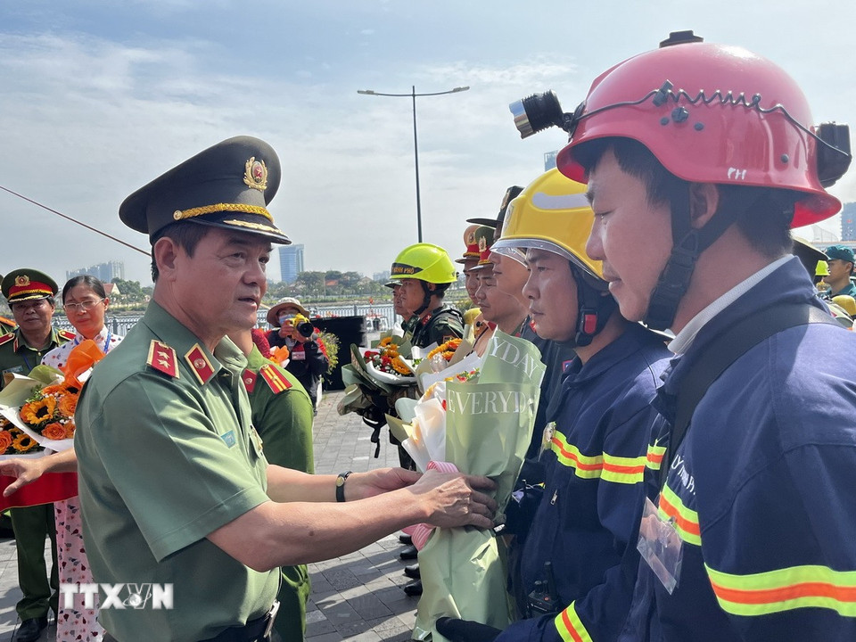 Trung Tướng Lê Hồng Nam, Giám đốc Công an Thành phố Hồ Chí Minh biểu dương các đơn vị tham gia diễn tập. (Ảnh: Thanh Vũ/TTXVN)