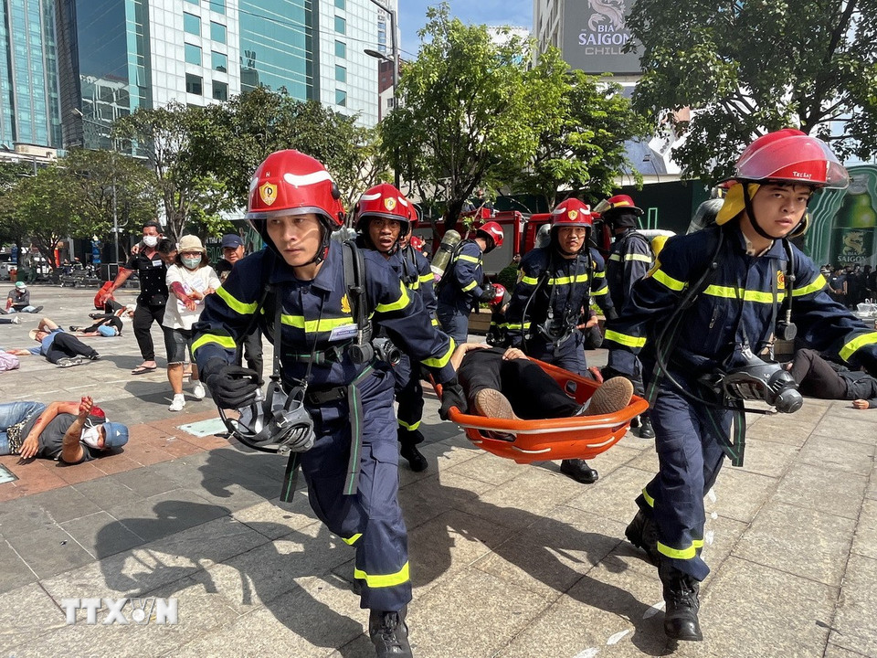 Đông đảo các lực lượng phối hợp diễn tập phương án xử lý tình huống khẩn cấp, chữa cháy, cứu nạn, cứu hộ tại nơi tập trung đông người. (Ảnh: Thanh Vũ/TTXVN)