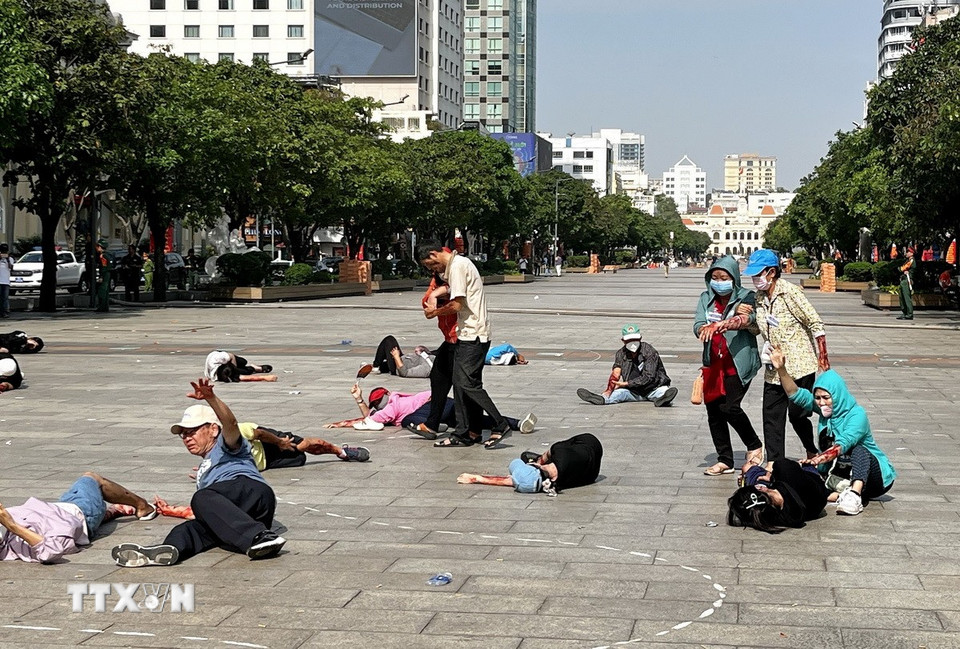 Hàng ngàn người hoảng loạn tìm cách tháo chạy; nhiều người chen lấn, xô đẩy và giẫm đạp lên nhau gây thảm họa, làm thương vong hàng trăm người. (Ảnh: Thanh Vũ/TTXVN)