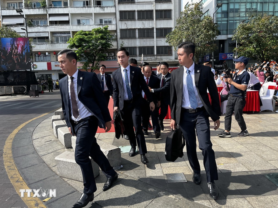 Lực lượng Bộ Tư lệnh cảnh vệ phối hợp diễn tập tình huống bảo vệ yếu nhân tại các sự kiện đông người. (Ảnh: Thanh Vũ/TTXVN)