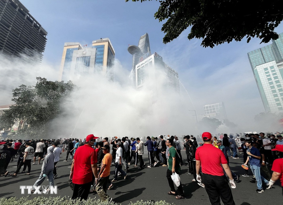 Tình huống giả định hàng chục ngàn người dự sự kiện bắn pháo hoa và lễ hội trên phố đi bộ đường Nguyễn Huệ (đoạn gần công viên Bến Bạch Đằng) chào mừng kỷ niệm ngày lễ lớn. (Ảnh: Thanh Vũ/TTXVN)