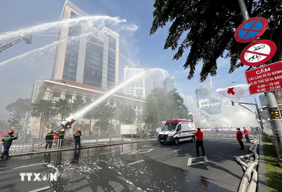 Đông đảo các lực lượng phối hợp diễn tập phương án xử lý tình huống khẩn cấp, chữa cháy, cứu nạn, cứu hộ tại nơi tập trung đông người. (Ảnh: Thanh Vũ/TTXVN)