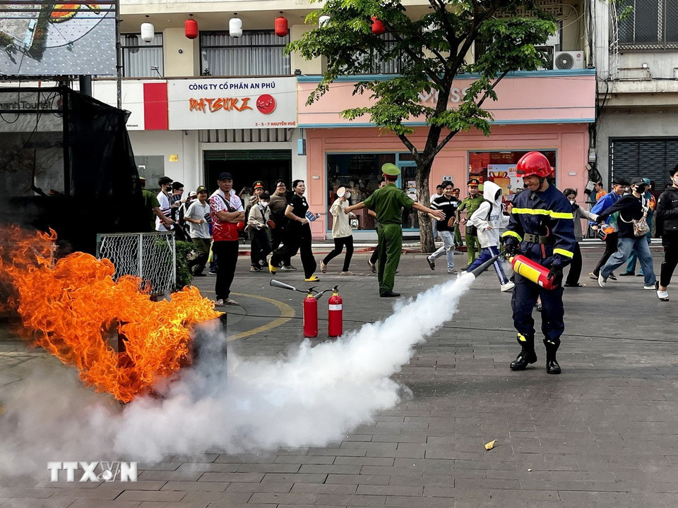 Bất ngờ xảy ra sự cố nổ hệ thống điện, gây cháy lan ra toàn bộ khu vực sân khấu chính. (Ảnh: Thanh Vũ/TTXVN)