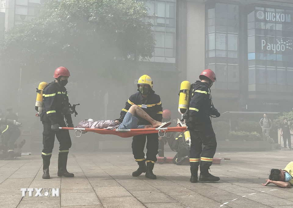 Đông đảo các lực lượng phối hợp diễn tập phương án xử lý tình huống khẩn cấp, chữa cháy, cứu nạn, cứu hộ tại nơi tập trung đông người. (Ảnh: Thanh Vũ/TTXVN)