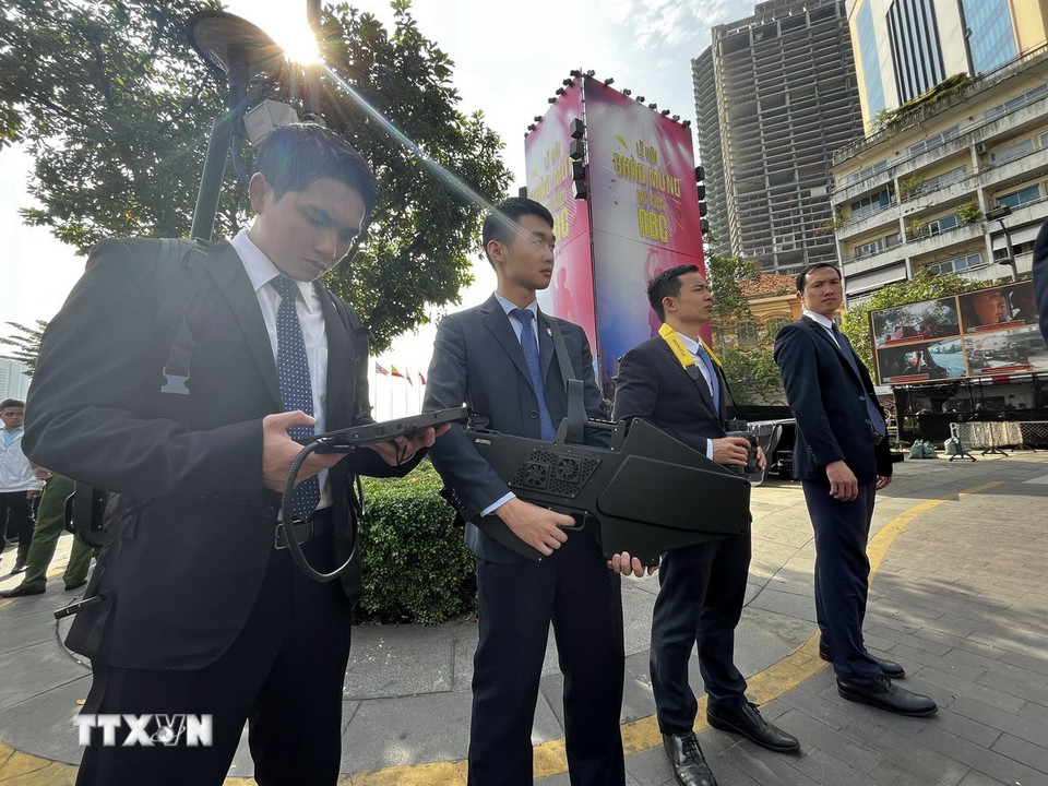 Lực lượng Bộ Tư lệnh cảnh vệ phối hợp diễn tập tình huống bảo vệ yếu nhân tại các sự kiện đông người. (Ảnh: Thanh Vũ/TTXVN)