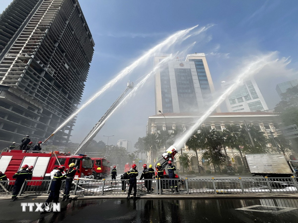 Đông đảo các lực lượng phối hợp diễn tập phương án xử lý tình huống khẩn cấp, chữa cháy, cứu nạn, cứu hộ tại nơi tập trung đông người. (Ảnh: Thanh Vũ/TTXVN)