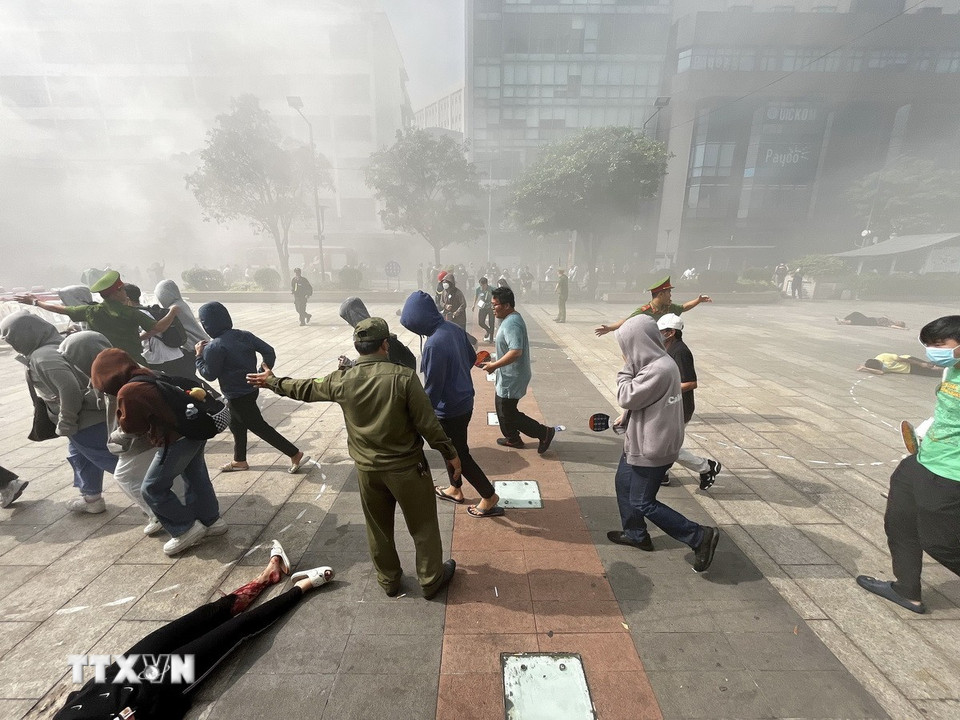 Hàng ngàn người hoảng loạn tìm cách tháo chạy. (Ảnh: Thanh Vũ/TTXVN)