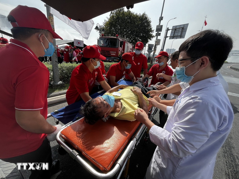 Lực lượng chức năng diễn tập đưa người bị nạn đi cấp cứu ở bệnh viện. (Ảnh: Thanh Vũ/TTXVN)