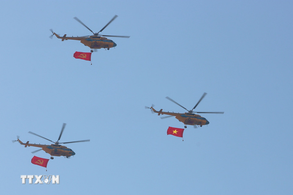 Màn bay trình diễn của lực lượng không quân mở màn cho Tổng duyệt Lễ diễu binh, diễu hành kỷ niệm 50 năm Ngày Giải phóng miền Nam, thống nhất đất nước. (Ảnh: Thanh Vũ/TTXVN)