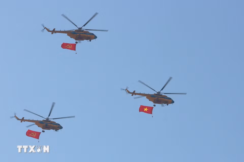 Màn bay trình diễn của lực lượng không quân mở màn cho Tổng duyệt Lễ diễu binh, diễu hành kỷ niệm 50 năm Ngày Giải phóng miền Nam, thống nhất đất nước. (Ảnh: Thanh Vũ/TTXVN)