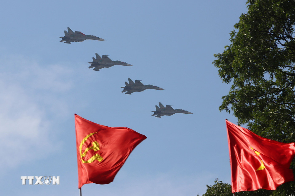 Màn bay trình diễn của lực lượng không quân mở màn cho Tổng duyệt Lễ diễu binh, diễu hành kỷ niệm 50 năm Ngày Giải phóng miền Nam, thống nhất đất nước. (Ảnh: Thanh Vũ/TTXVN)