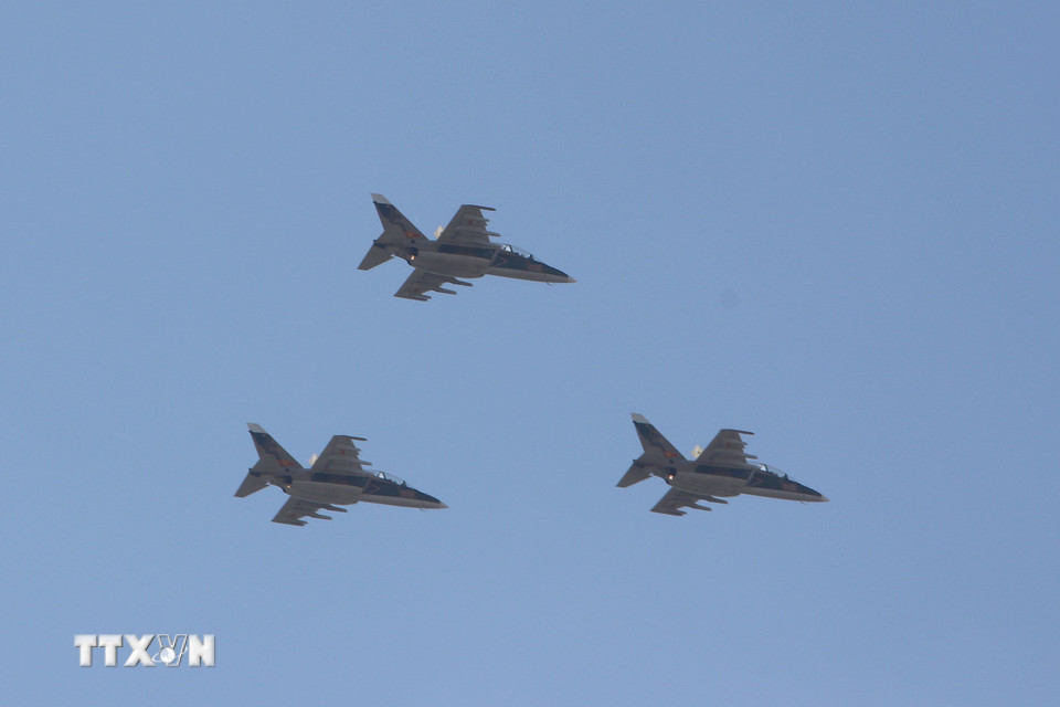 Màn bay trình diễn của lực lượng không quân mở màn cho Tổng duyệt Lễ diễu binh, diễu hành kỷ niệm 50 năm Ngày Giải phóng miền Nam, thống nhất đất nước. (Ảnh: Thanh Vũ/TTXVN)