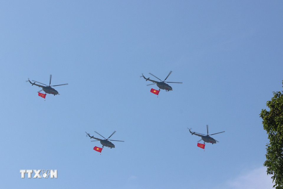 Màn bay trình diễn của lực lượng không quân mở màn cho Tổng duyệt Lễ diễu binh, diễu hành kỷ niệm 50 năm Ngày Giải phóng miền Nam, thống nhất đất nước. (Ảnh: Thanh Vũ/TTXVN)