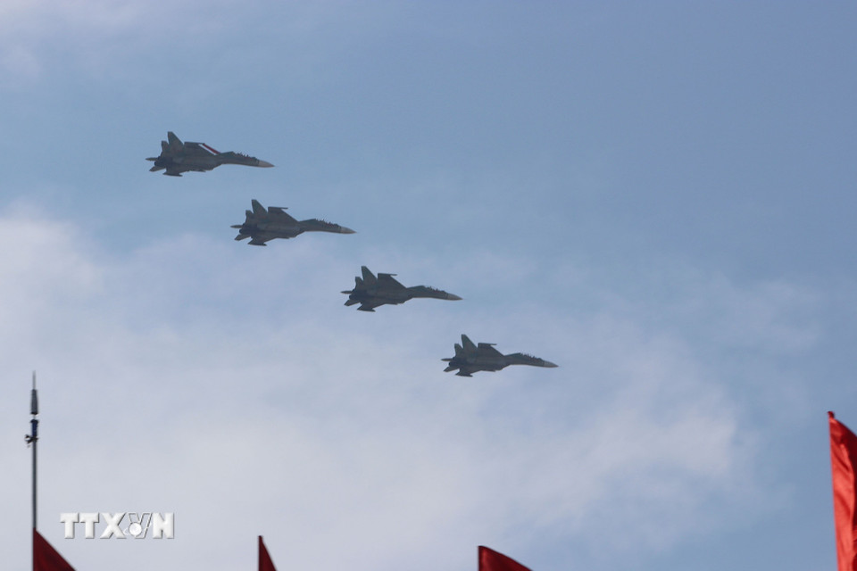 Màn bay trình diễn của lực lượng không quân mở màn cho Tổng duyệt Lễ diễu binh, diễu hành kỷ niệm 50 năm Ngày Giải phóng miền Nam, thống nhất đất nước. (Ảnh: Thanh Vũ/TTXVN)