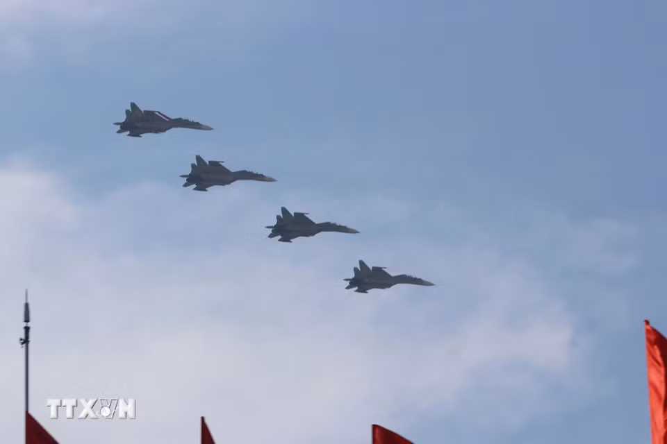 Màn bay trình diễn của lực lượng không quân mở màn cho Tổng duyệt Lễ diễu binh, diễu hành kỷ niệm 50 năm Ngày Giải phóng miền Nam, thống nhất đất nước. (Ảnh: Thanh Vũ/TTXVN)