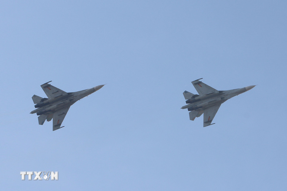 Màn bay trình diễn của lực lượng không quân mở màn cho Tổng duyệt Lễ diễu binh, diễu hành kỷ niệm 50 năm Ngày Giải phóng miền Nam, thống nhất đất nước. (Ảnh: Thanh Vũ/TTXVN)