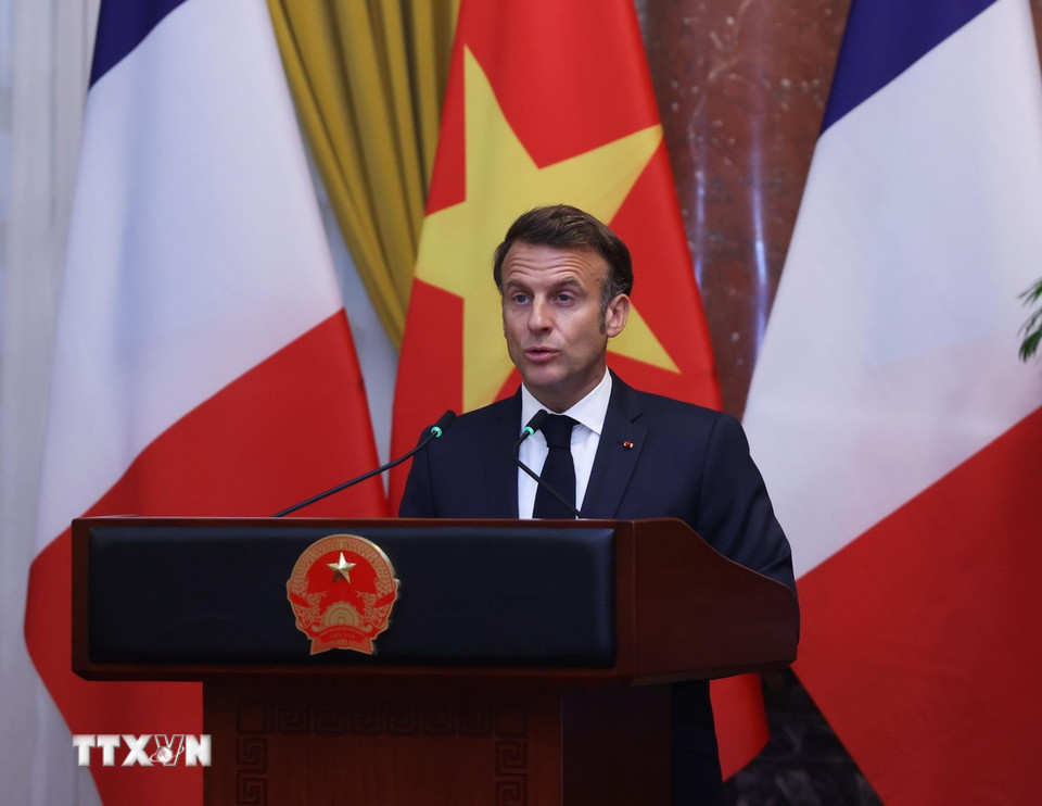 Tổng thống Pháp Emmanuel Macron phát biểu tại buổi gặp gỡ báo chí. (Ảnh: Lâm Khánh/TTXVN)