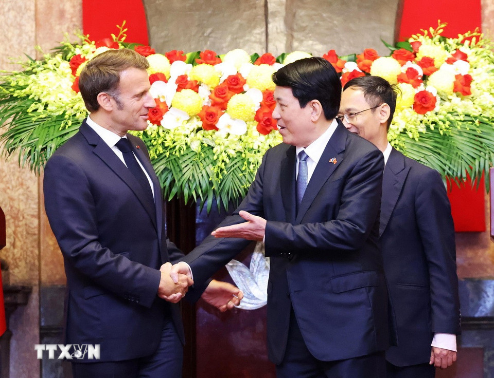 Chủ tịch nước Lương Cường và Tổng thống Pháp Emmanuel Macron tại buổi gặp gỡ báo chí. (Ảnh: Lâm Khánh/TTXVN)