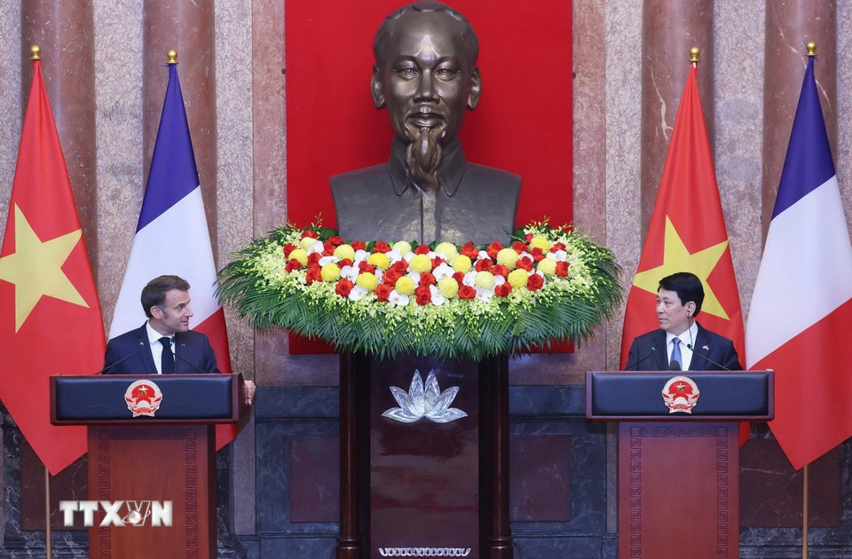 Chủ tịch nước Lương Cường và Tổng thống Pháp Emmanuel Macron tại buổi gặp gỡ báo chí. (Ảnh: Lâm Khánh/TTXVN)