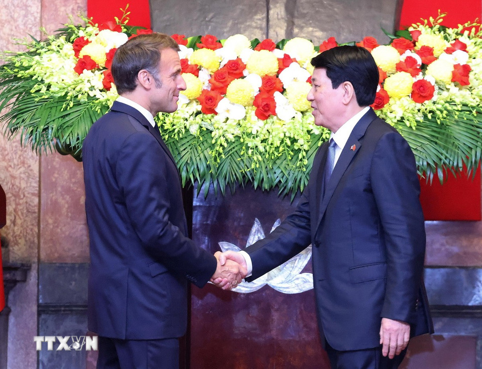 Chủ tịch nước Lương Cường và Tổng thống Pháp Emmanuel Macron tại buổi gặp gỡ báo chí. (Ảnh: Lâm Khánh/TTXVN)