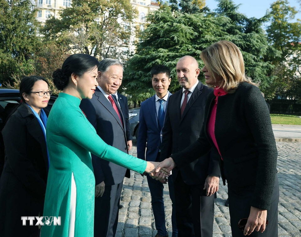 Tổng thống Cộng hòa Bulgaria Rumen Radev và Phu nhân chủ trì Lễ đón Tổng Bí thư Tô Lâm và Phu nhân thăm chính thức Bulgaria. (Ảnh: Thống Nhất/TTXVN)