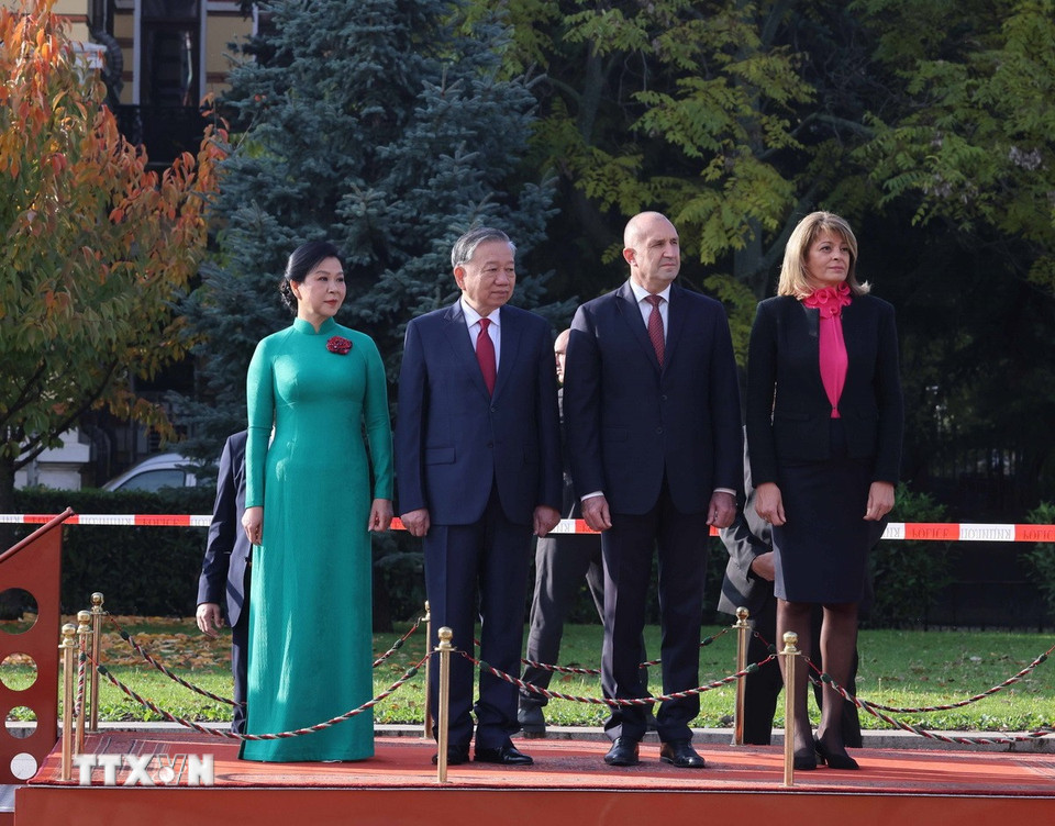 Tổng thống Cộng hòa Bulgaria Rumen Radev và Phu nhân chủ trì Lễ đón Tổng Bí thư Tô Lâm và Phu nhân thăm chính thức Bulgaria. (Ảnh: Thống Nhất/TTXVN)