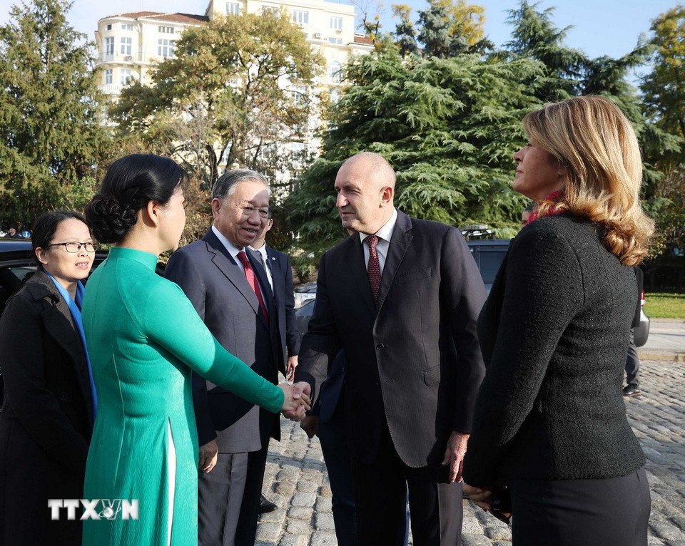 Tổng thống Cộng hòa Bulgaria Rumen Radev và Phu nhân chủ trì Lễ đón Tổng Bí thư Tô Lâm và Phu nhân thăm chính thức Bulgaria. (Ảnh: Thống Nhất/TTXVN)