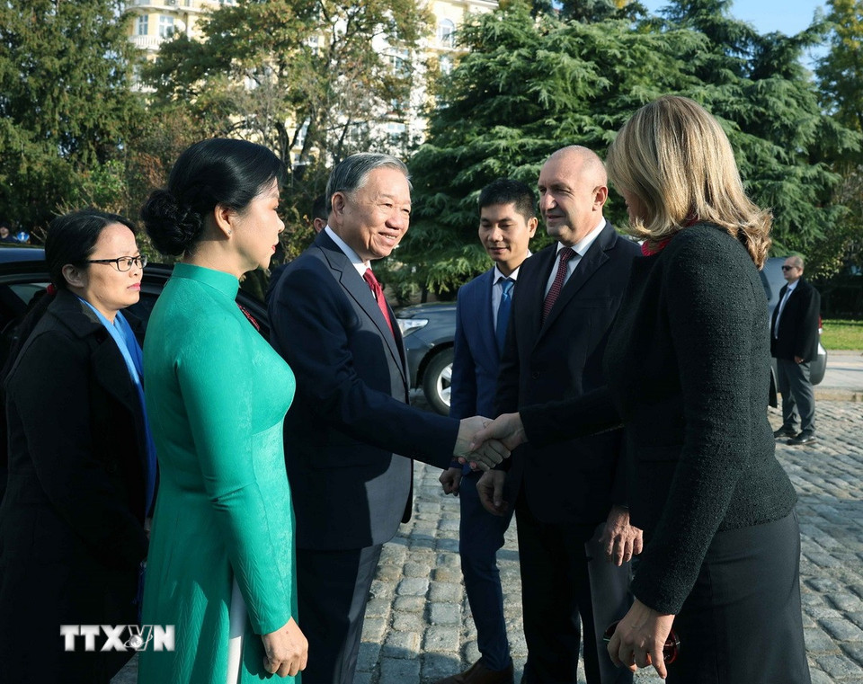 Tổng thống Cộng hòa Bulgaria Rumen Radev và Phu nhân chủ trì Lễ đón Tổng Bí thư Tô Lâm và Phu nhân thăm chính thức Bulgaria. (Ảnh: Thống Nhất/TTXVN)