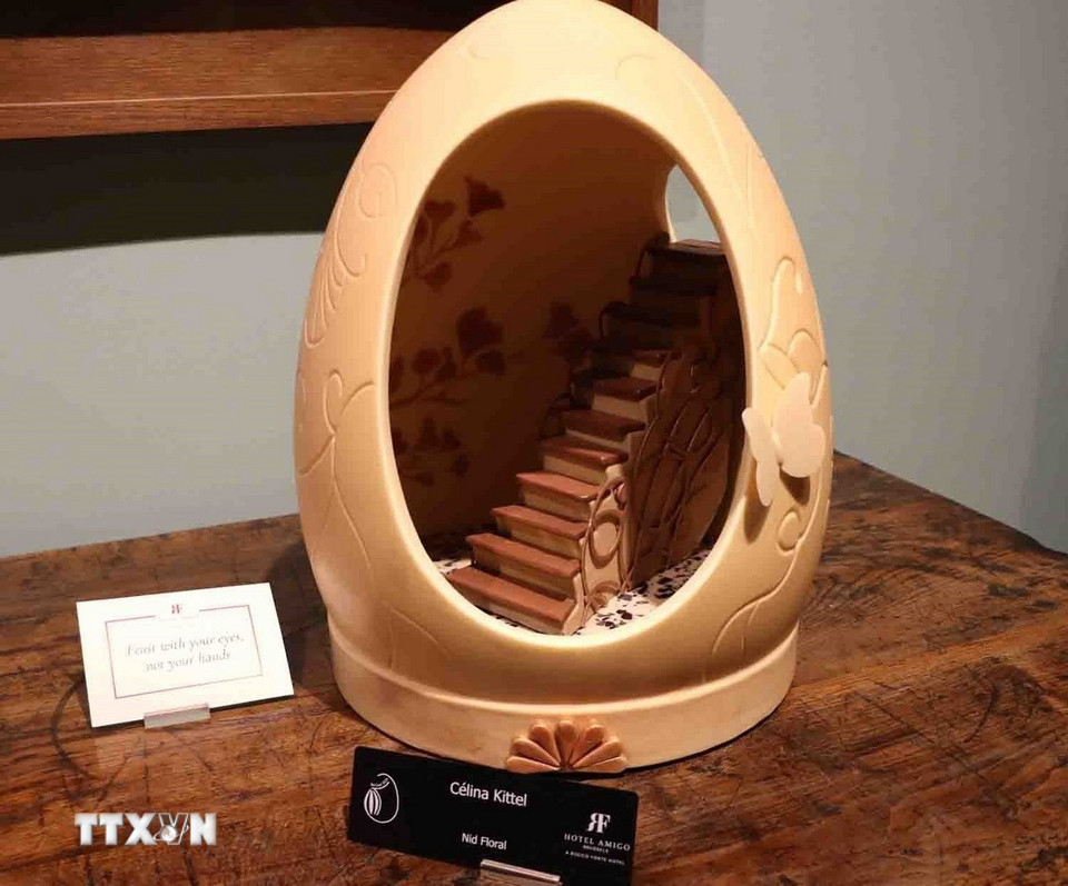 “Nid floral” của Célina Kittel là một tổ chim thơ mộng, đan kết từ những cánh hoa mỏng manh làm hoàn toàn bằng chocolate, như một khúc hoan ca mùa Xuân giữa lòng thành phố. (Ảnh: Hương Giang/TTXVN)