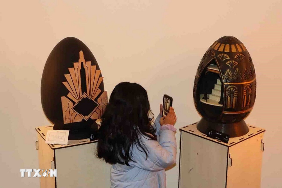 Triển lãm là sự kiện tôn vinh tài năng của 35 nghệ nhân chocolate hàng đầu Bỉ qua những tác phẩm trứng Phục sinh với nghệ thuật Art Déco, nhằm kỷ niệm 100 năm của phong trào nghệ thuật này từng để lại dấu ấn sâu đậm trong kiến trúc và thẩm mỹ của Brussels.