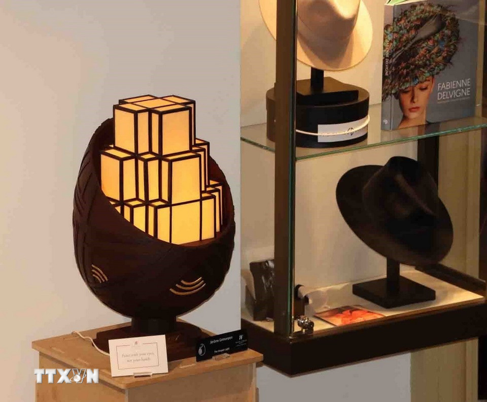 Tác phẩm “Empain Light” của Jérôme Grimonpon là một bài thơ ánh sáng bằng chocolate. (Ảnh: Hương Giang/TTXVN)