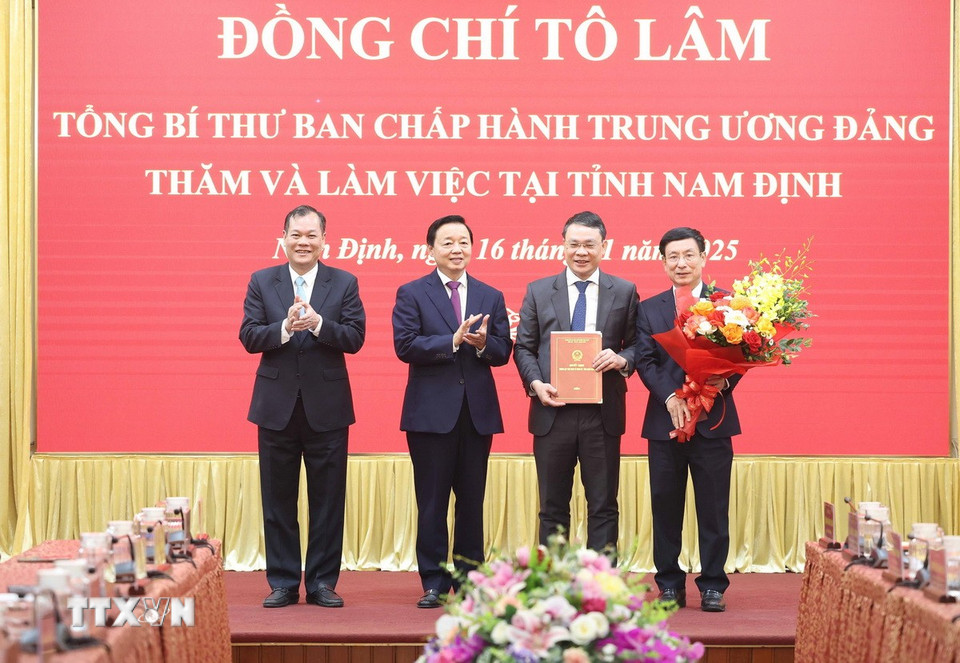 Phó Thủ tướng Trần Hồng Hà trao Quyết định thành lập Khu công nghiệp Ninh Cơ cho tỉnh Nam Định. (Ảnh: Thống Nhất/TTXVN)