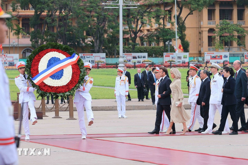 Tổng thống Pháp Emmanuel Macron và Phu nhân đến đặt vòng hoa và vào Lăng viếng Chủ tịch Hồ Chí Minh. (Ảnh: An Đăng/TTXVN)