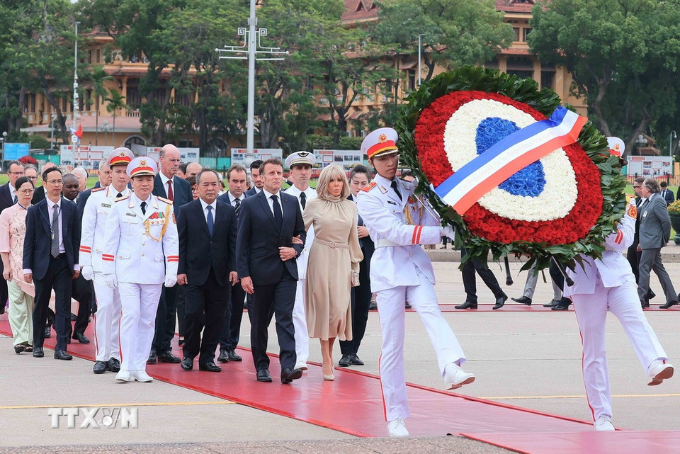 Tổng thống Pháp Emmanuel Macron và Phu nhân đến đặt vòng hoa và vào Lăng viếng Chủ tịch Hồ Chí Minh. (Ảnh: An Đăng/TTXVN)