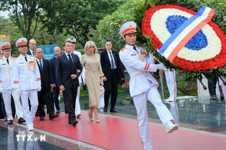 Tổng thống Pháp Emmanuel Macron và Phu nhân đến đặt vòng hoa tại Đài tưởng niệm các Anh hùng liệt sỹ. (Ảnh: An Đăng/TTXVN)