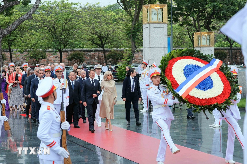 Tổng thống Pháp Emmanuel Macron và Phu nhân đến đặt vòng hoa tại Đài tưởng niệm các Anh hùng liệt sỹ. (Ảnh: An Đăng/TTXVN)