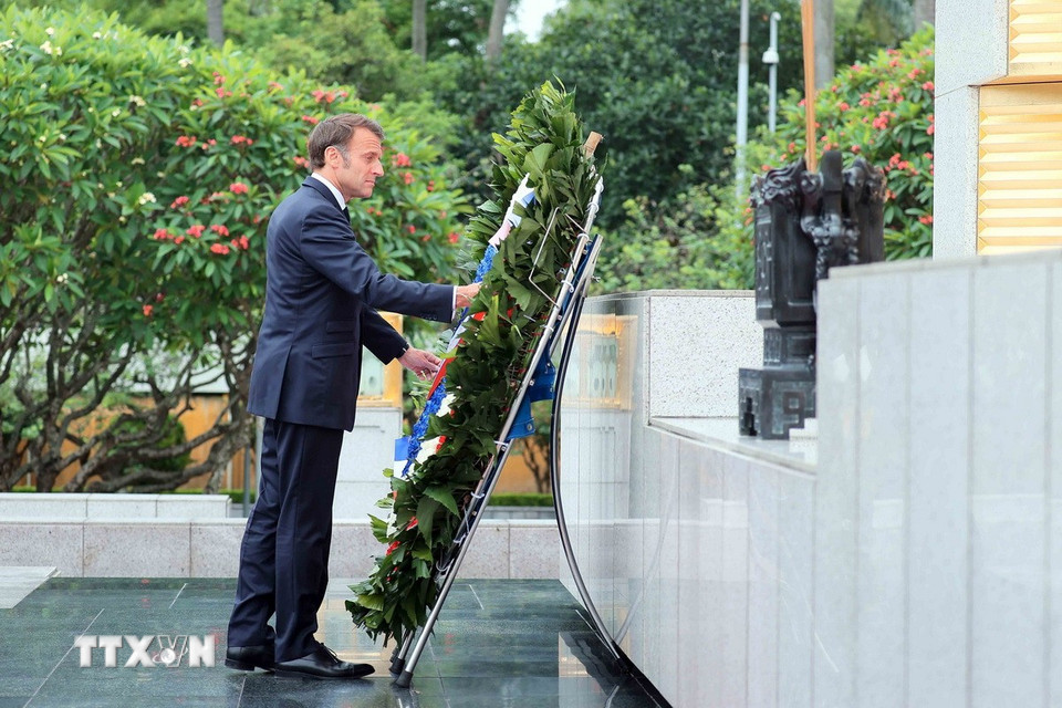 Tổng thống Pháp Emmanuel Macron đặt vòng hoa tại Đài tưởng niệm các Anh hùng liệt sỹ. (Ảnh: An Đăng/TTXVN)