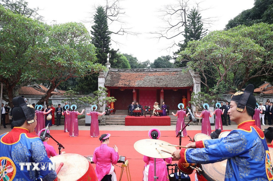 Chương trình biểu diễn Nhã nhạc Cung đình Huế chào mừng Tổng thống Pháp Emmanuel Macron và Phu nhân. (Ảnh: Thống Nhất/TTXVN)
