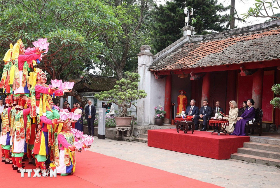 Tổng Bí thư Tô Lâm và Phu nhân cùng Tổng thống Pháp Emmanuel Macron và Phu nhân thưởng lãm chương trình biểu diễn Nhã nhạc Cung đình Huế. (Ảnh: Thống Nhất/TTXVN)